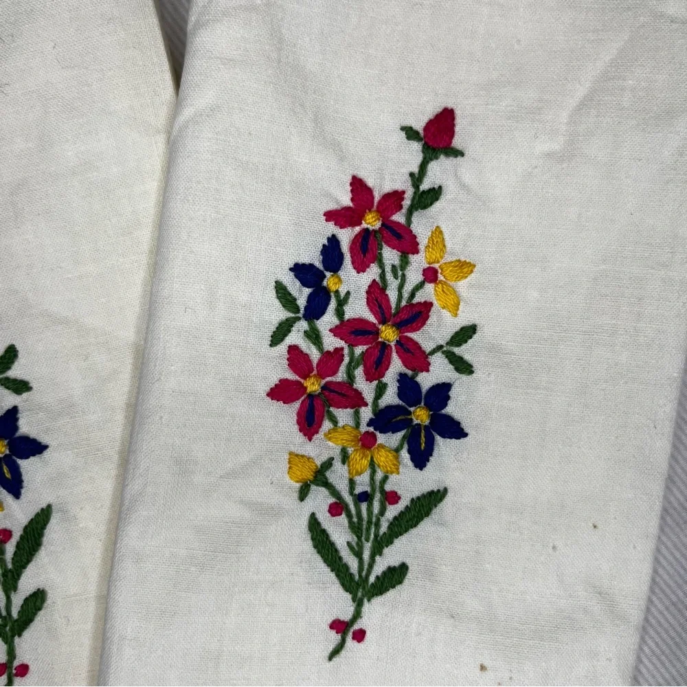 Pair of Vintage Cream Linen Tea Towels Puffy Embroidered Flowers 17x10